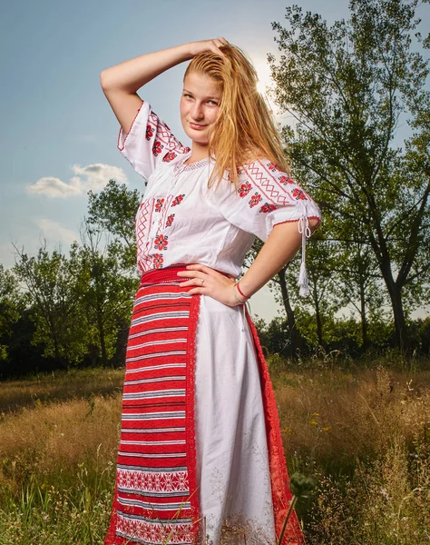 Portret Rumuńskiej Dziewczyny Tradycyjnym Stroju Lesie Dębowym — Zdjęcie stockowe