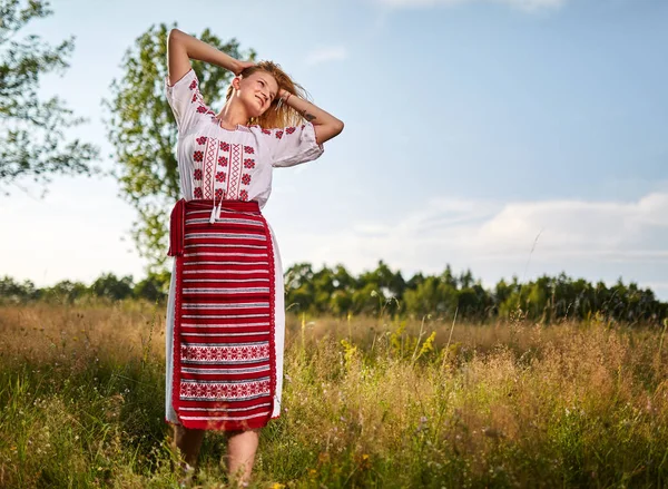 Retrato Uma Menina Romena Traje Tradicional Uma Floresta Carvalho — Fotografia de Stock