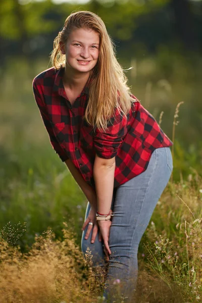 Retrato Menina Bonita Com Foco Seletivo Uma Floresta Carvalho — Fotografia de Stock