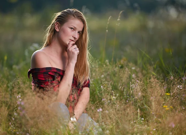 Retrato Menina Bonita Com Foco Seletivo Uma Floresta Carvalho — Fotografia de Stock