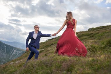 Dağın tepesinde romantik genç çift