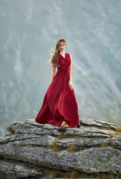 Hermosa Modelo Moda Femenina Vestido Rojo Rocas Montaña — Foto de Stock