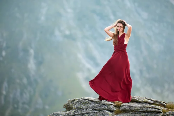 Красива Жіноча Модель Моди Червоній Сукні Гірських Породах — стокове фото