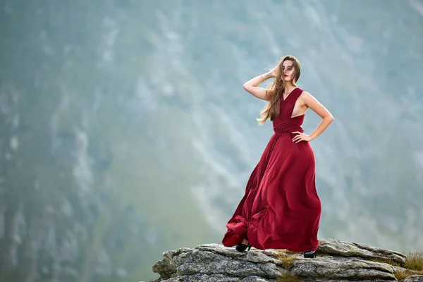 Красивая Модель Красном Платье Горных Скалах — стоковое фото