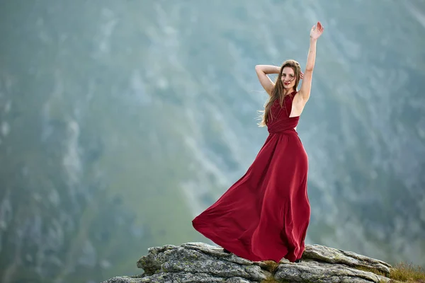 Hermosa Modelo Moda Femenina Vestido Rojo Rocas Montaña —  Fotos de Stock