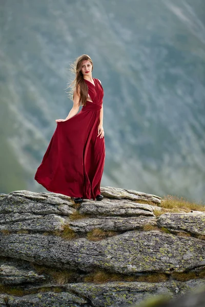 Magnifique Mannequin Femme Robe Rouge Sur Rochers Montagne — Photo