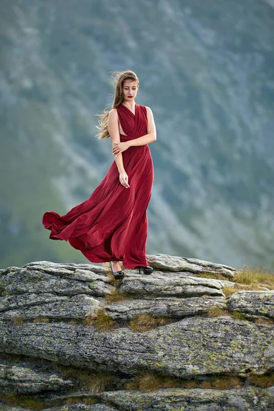 Hermosa Modelo Moda Femenina Vestido Rojo Rocas Montaña —  Fotos de Stock