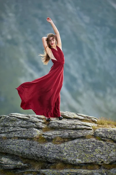 Modelo Moda Feminina Bonita Vestido Vermelho Rochas Montanha — Fotografia de Stock