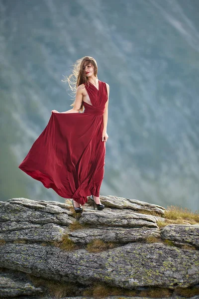 Vacker Kvinnlig Mode Modell Röd Klänning Mountain Rocks — Stockfoto