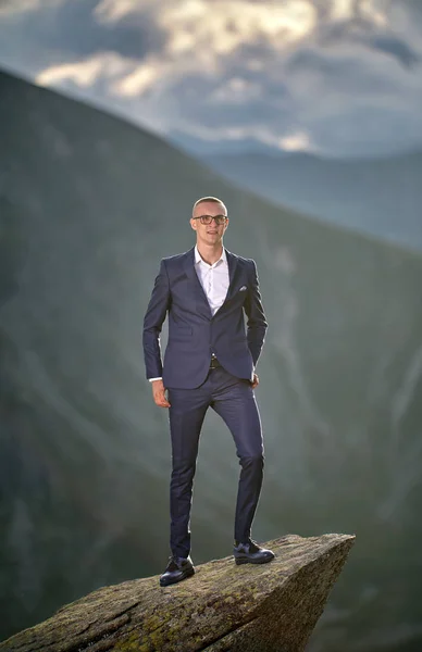 山頂にスーツを着た若いビジネスマン — ストック写真