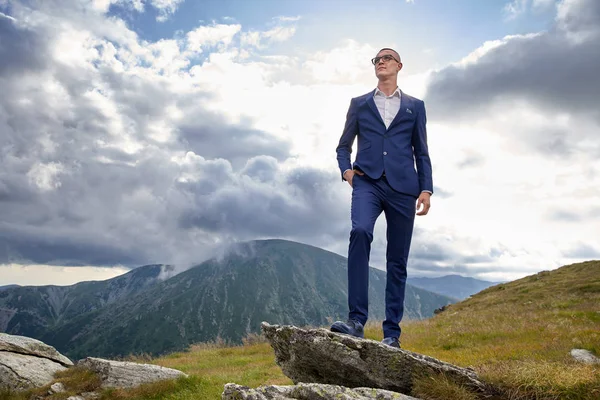 Young Businessman Suit Mountain Top — Stock Photo, Image