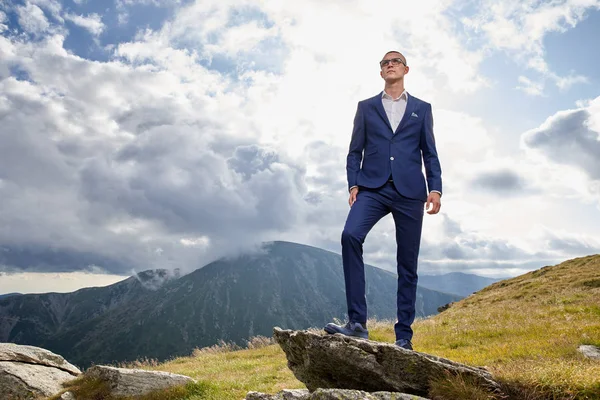 Young Businessman Suit Mountain Top — Stock Photo, Image