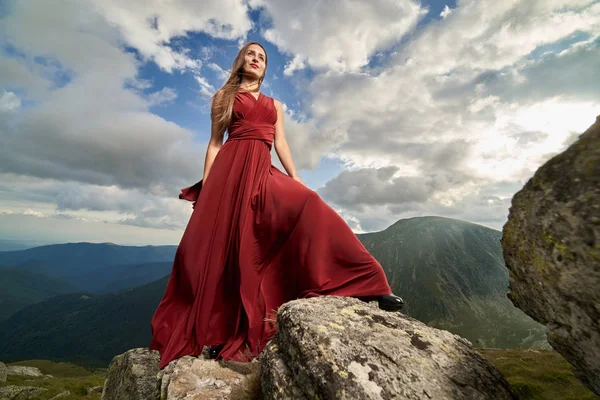 Modelo Moda Feminina Bonita Vestido Vermelho Rochas Montanha — Fotografia de Stock