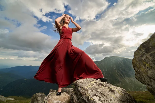 Όμορφο Θηλυκό Μοντέλο Μόδας Κόκκινο Φόρεμα Βράχους Βουνό — Φωτογραφία Αρχείου