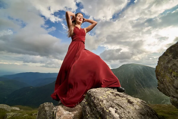 Modelo Moda Feminina Bonita Vestido Vermelho Rochas Montanha — Fotografia de Stock