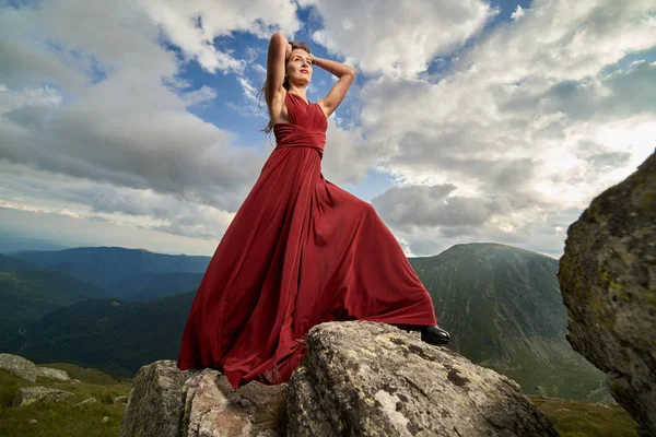 Schöne Weibliche Mode Modell Rotem Kleid Auf Bergfelsen — Stockfoto