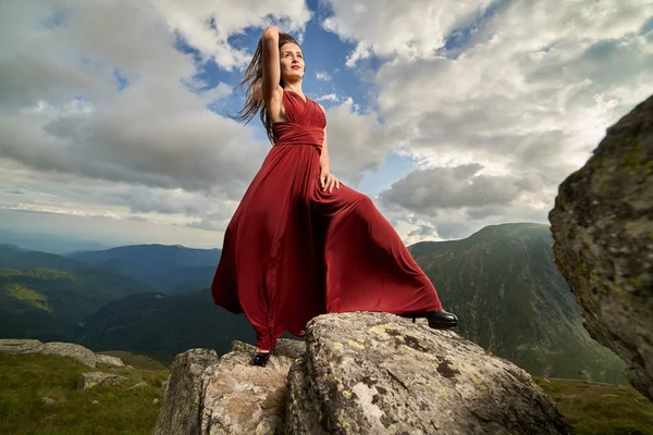 Hermosa Modelo Moda Femenina Vestido Rojo Rocas Montaña — Foto de Stock