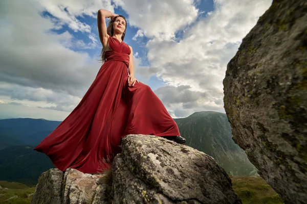 Όμορφο Θηλυκό Μοντέλο Μόδας Κόκκινο Φόρεμα Βράχους Βουνό — Φωτογραφία Αρχείου