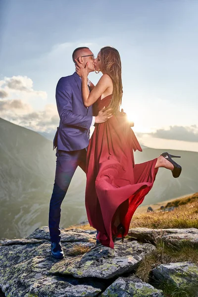 Jeune Couple Romantique Sommet Montagne — Photo