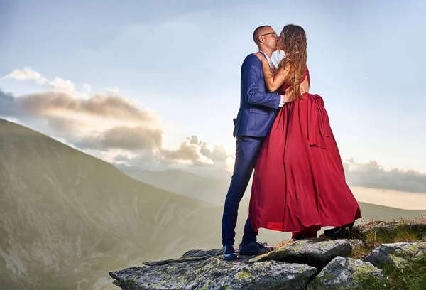 Romantisches Junges Paar Auf Dem Gipfel Des Berges — Stockfoto
