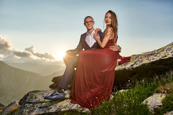 Romantica Giovane Coppia Cima Alla Montagna — Foto Stock