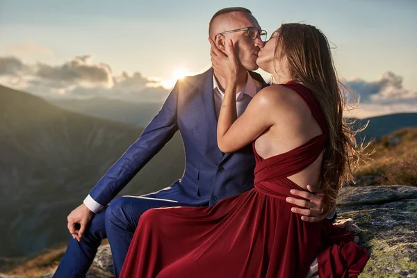 山の上のロマンチックな若いカップル — ストック写真