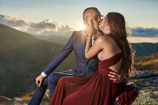 Romantica Giovane Coppia Cima Alla Montagna — Foto Stock