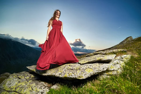 Hermosa Modelo Moda Femenina Vestido Rojo Rocas Montaña —  Fotos de Stock