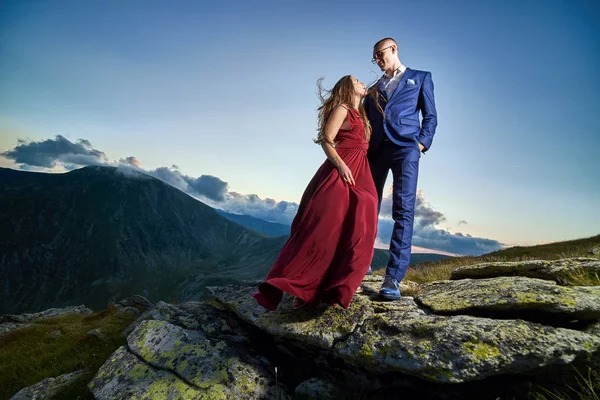Dağın Tepesinde Romantik Genç Çift — Stok fotoğraf