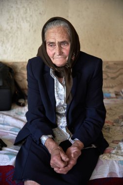 Kapalı yaşlı bir kadın portresi