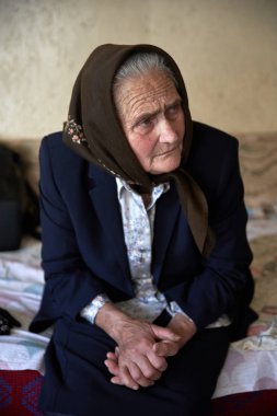 Kapalı yaşlı bir kadın portresi