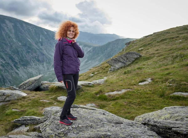 Caminhante Senhora Nas Montanhas — Fotografia de Stock