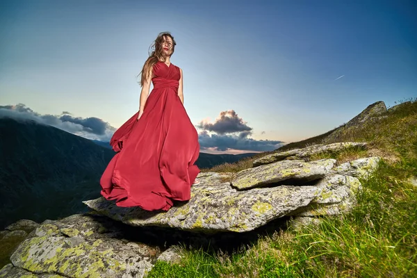 Hermosa Modelo Moda Femenina Vestido Rojo Rocas Montaña — Foto de Stock