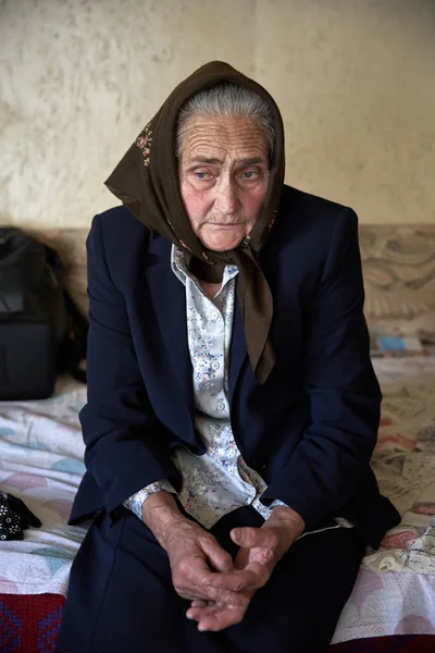 Portret Starej Kobiety Wewnątrz — Zdjęcie stockowe
