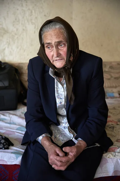 屋内の老婦人の肖像 — ストック写真