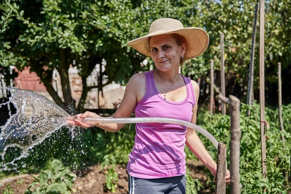 Woman Gardener Watering Plants Her Garden Daytime — Stock Photo, Image