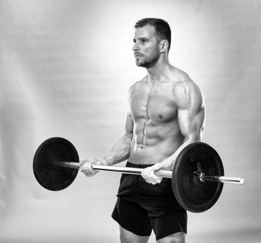 Biceps curl halter Studio ile yapan erkek