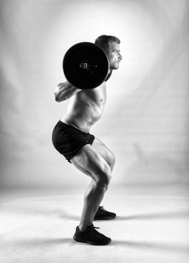 Stüdyo çekim yapan erkek halter geri boyun ile ağız kavgası