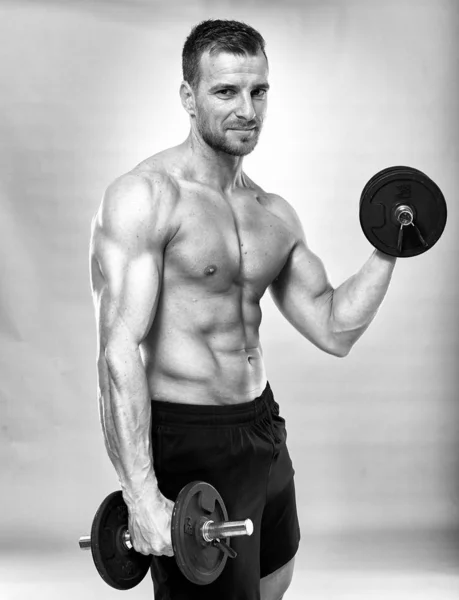 Fitness Model Working Out Weights Gray Background — Stock Photo, Image