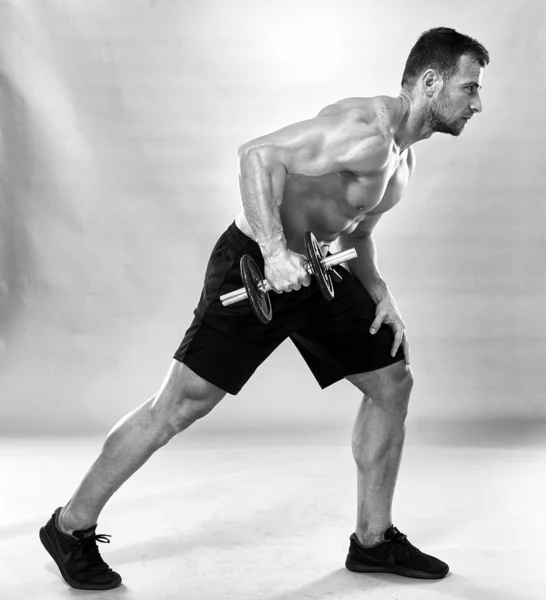 Fitness Modell Trainiert Mit Gewichten Auf Grauem Hintergrund — Stockfoto