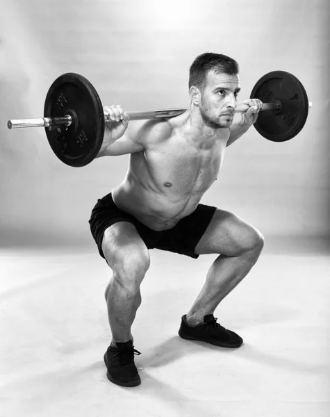 Hombre Haciendo Sentadillas Con Barra Espalda Del Cuello Tiro Estudio — Foto de Stock