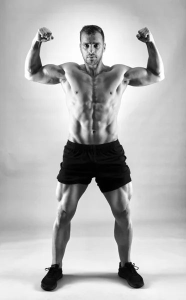 Fitness Modell Porträt Auf Grauem Hintergrund Studioaufnahme — Stockfoto