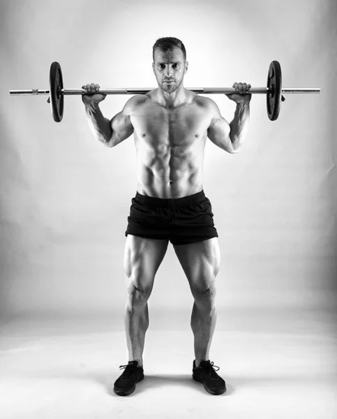 Hombre Haciendo Sentadillas Con Barra Espalda Del Cuello Tiro Estudio — Foto de Stock