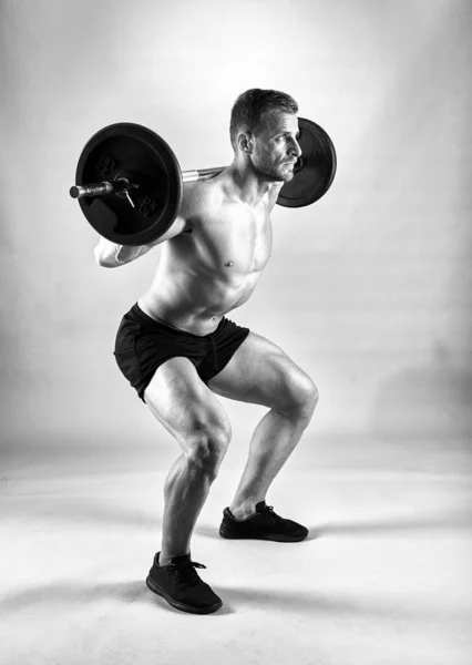 Man Doen Squats Met Barbell Nek Rug Studio Opname — Stockfoto