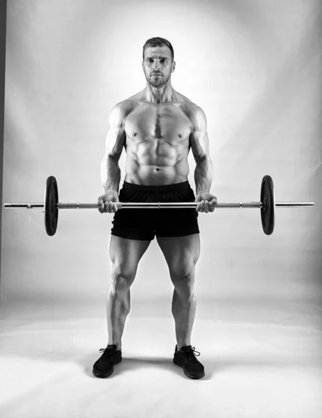 Man Gör Biceps Curl Med Skivstång Studio — Stockfoto