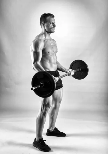 Člověk Dělá Biceps Curl Činka Studio — Stock fotografie