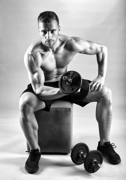 Fitness Model Cvičit Hmotností Šedém Pozadí — Stock fotografie
