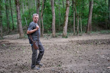 Ormanda tüfekli avcı