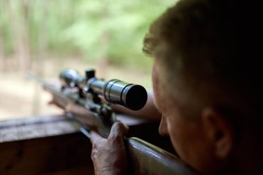 Beslenme, yaban hayvanları için spot silah ile oyun korucu