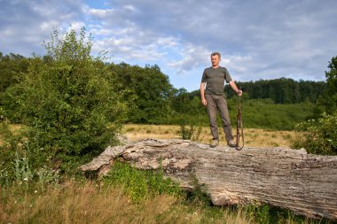 Ormanda tüfekli avcı